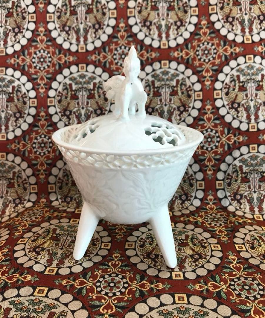 樋渡陶六 青白磁 獅子牡丹唐草文彫　香炉　香爐