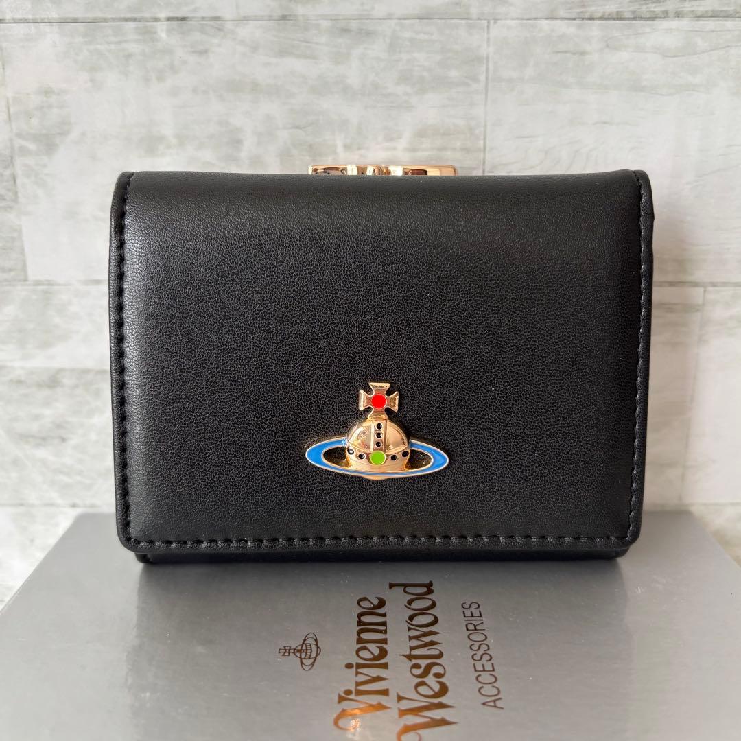ヴィヴィアンウェストウッド　オーブロゴ輝く 上質レザー　三つ折財布 黒