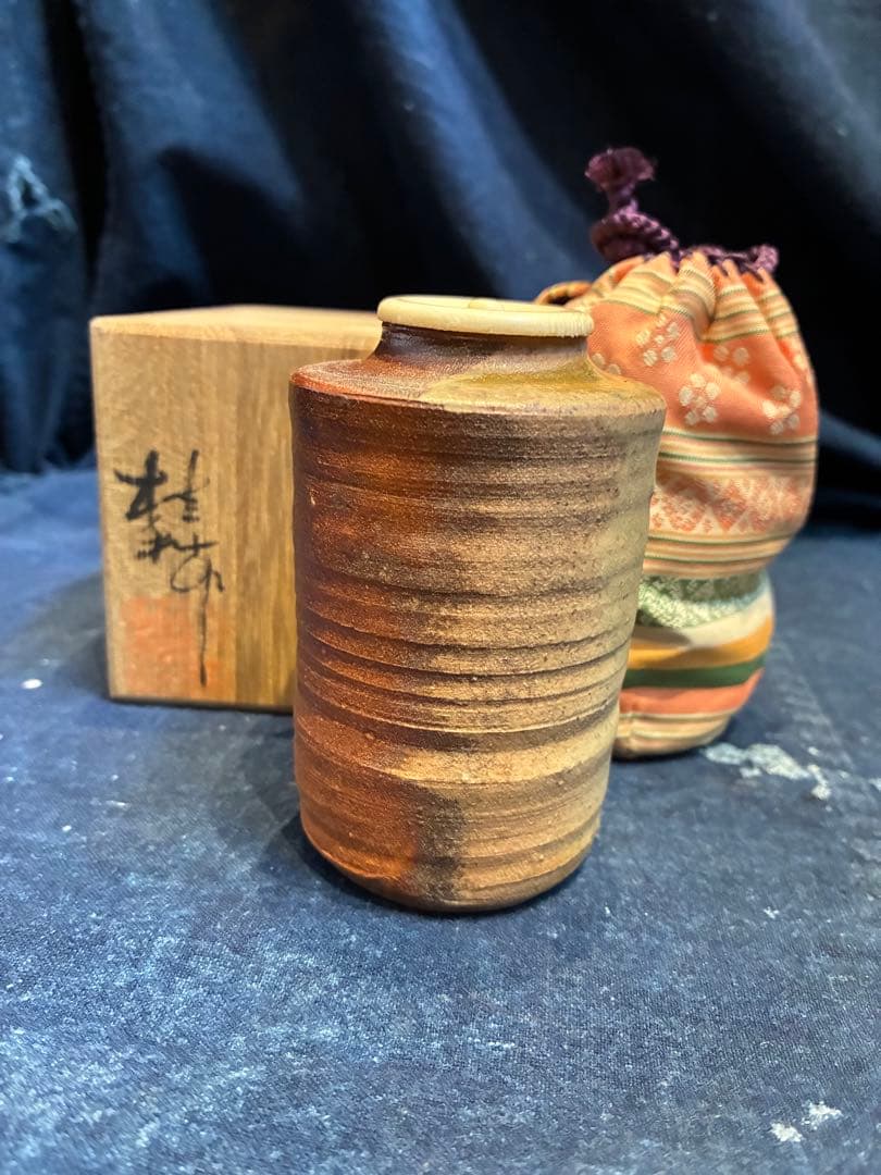 信楽茶入　今井桂秋（作)　共箱　仕服(梅花散らし間道) 茶道具