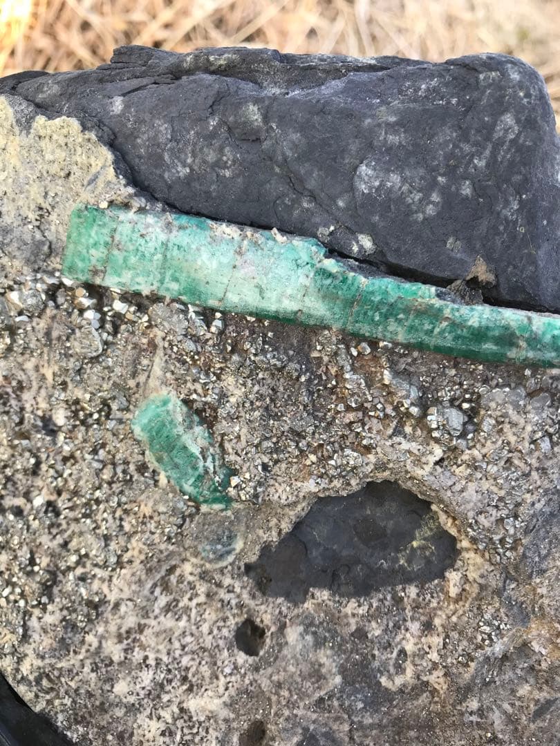 エメラルド原石　パイライト