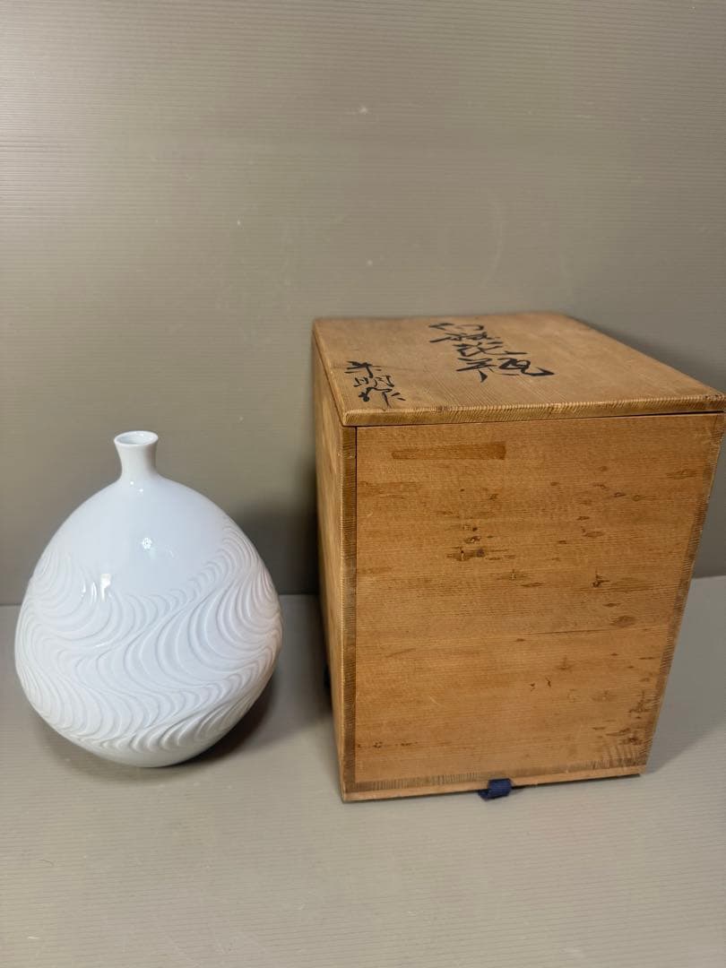 2213 藤井朱明 白磁 流水彫文 花瓶