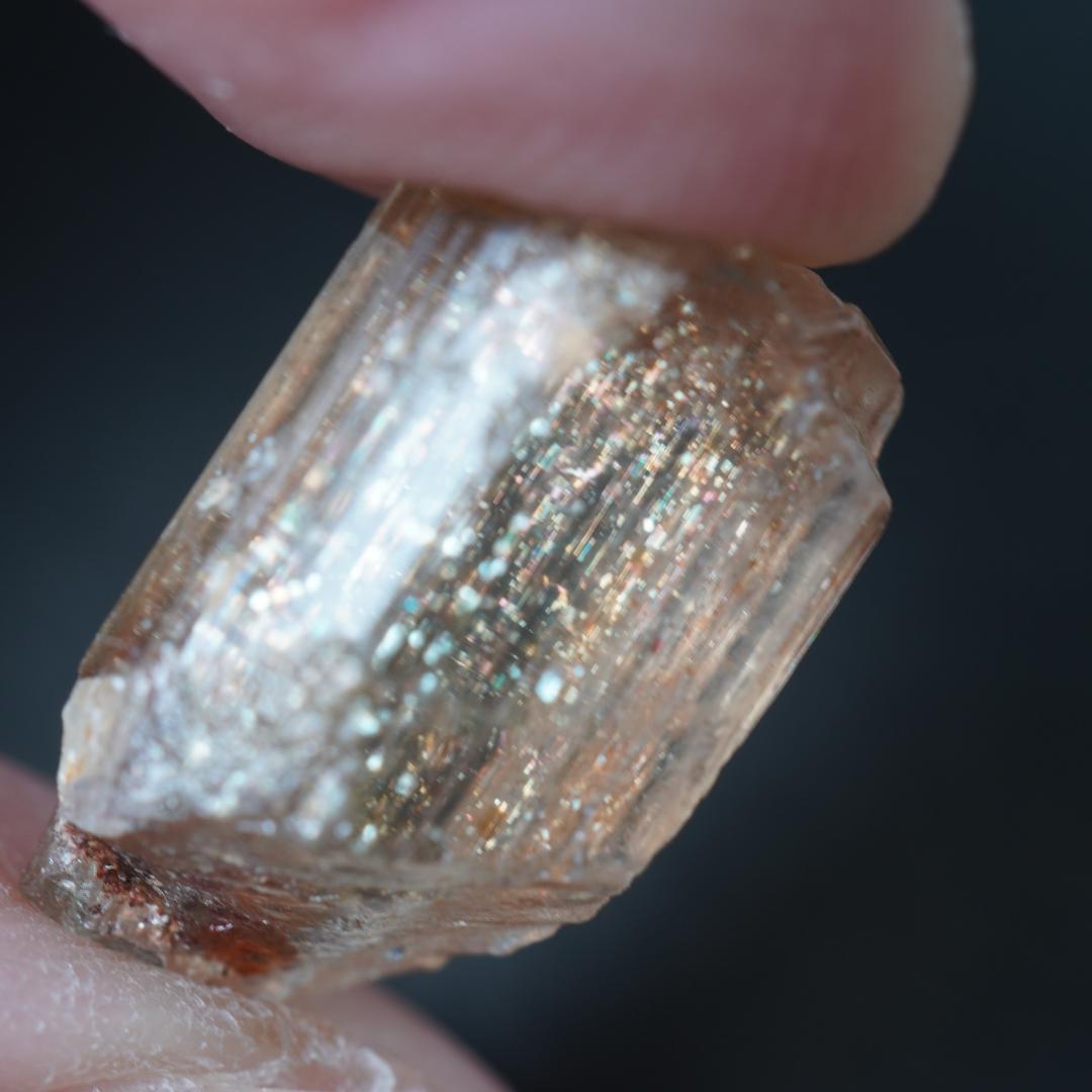 サンストーンスキャポライト　結晶　原石　タンザニア産