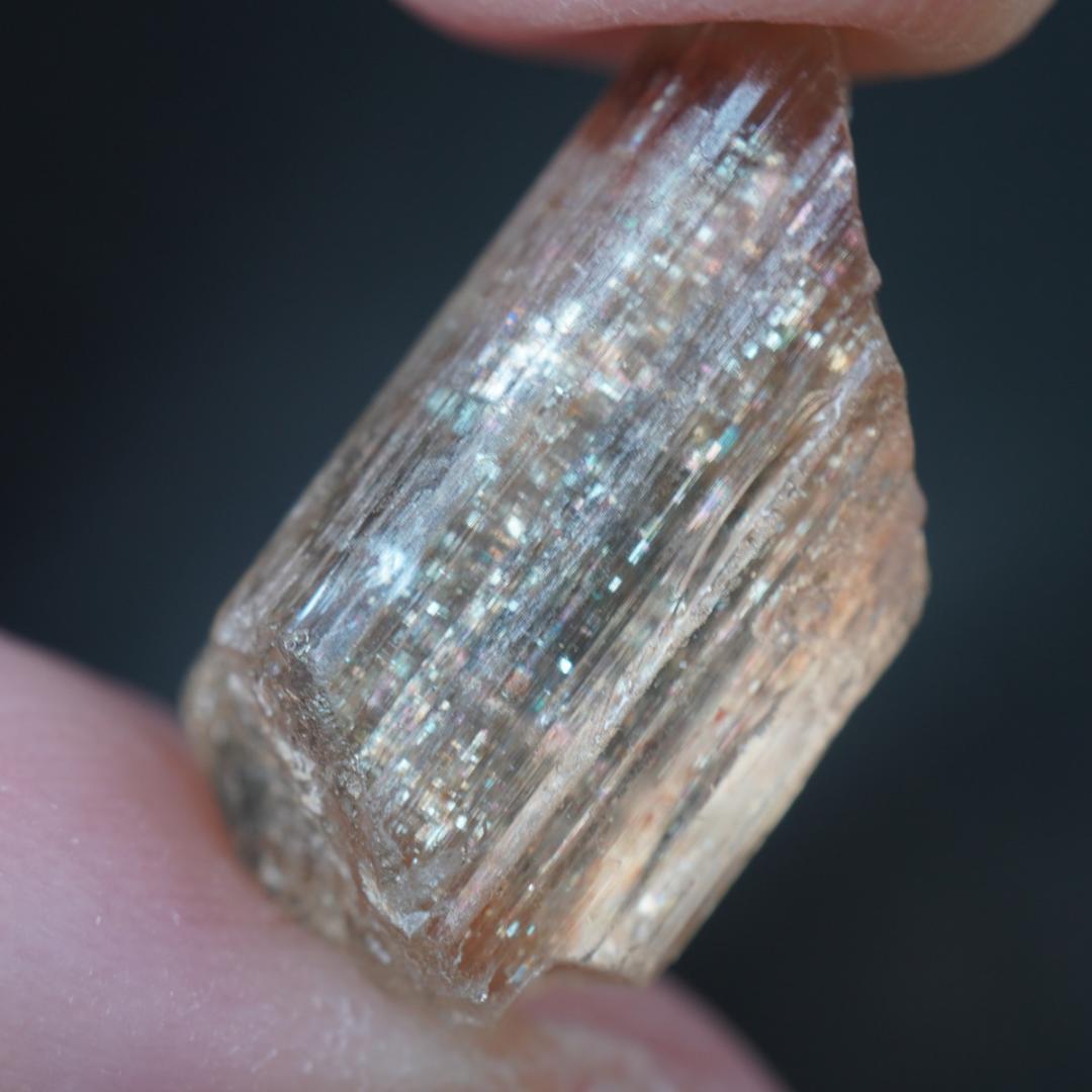 サンストーンスキャポライト　結晶　原石　タンザニア産