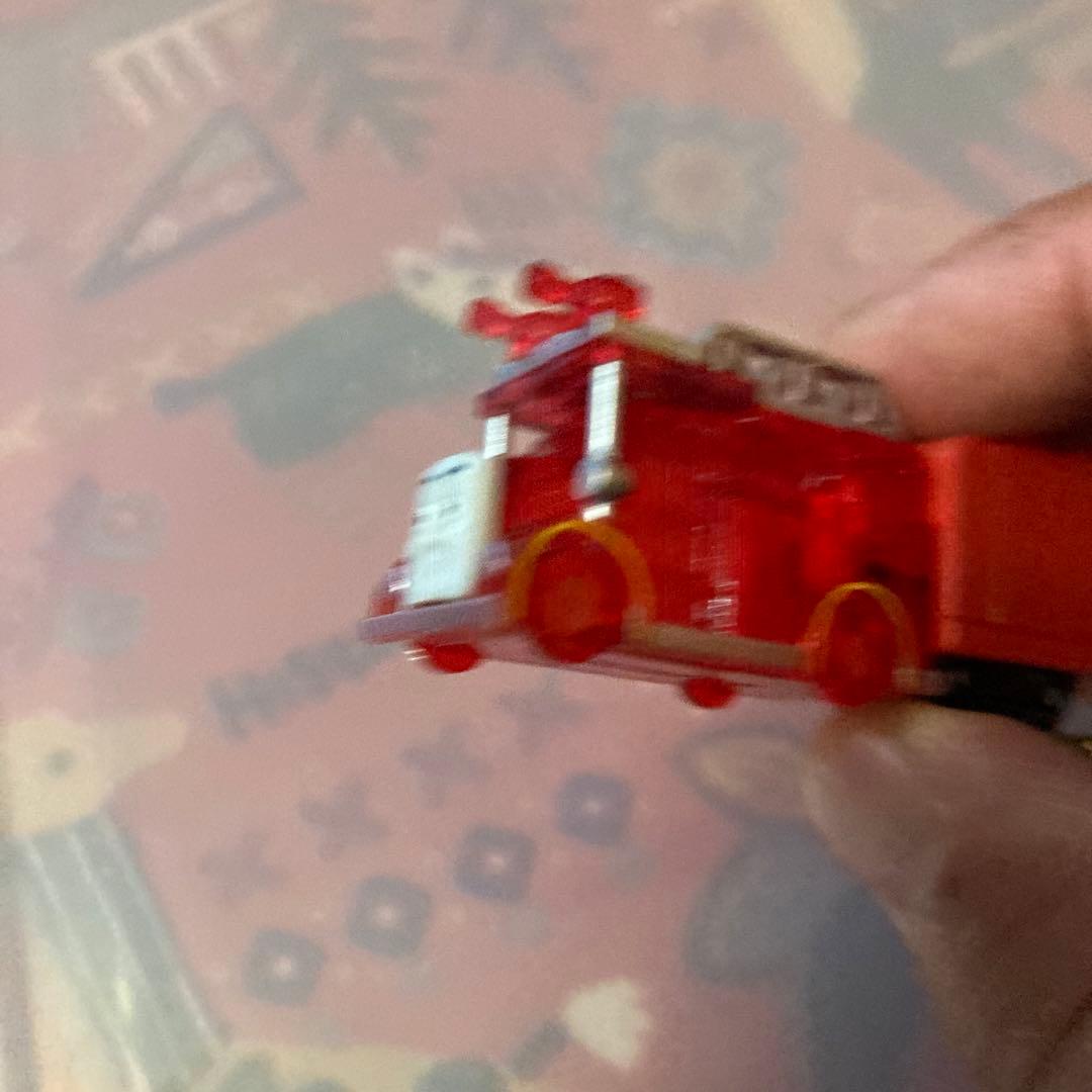 トーマス　キーホルダー　消防車　プラ　LED点灯　電池交換不可　動作保証無し