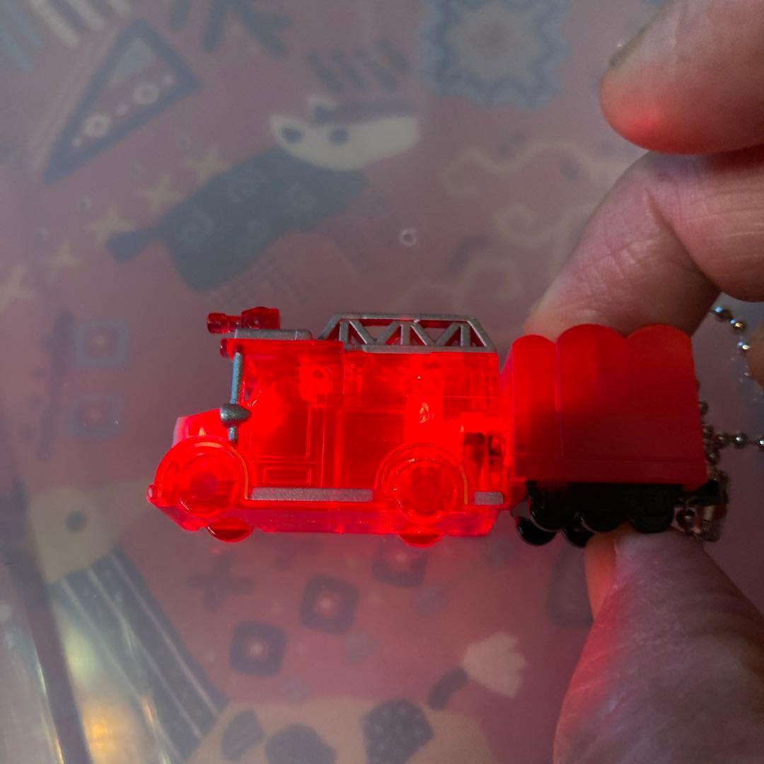 トーマス　キーホルダー　消防車　プラ　LED点灯　電池交換不可　動作保証無し