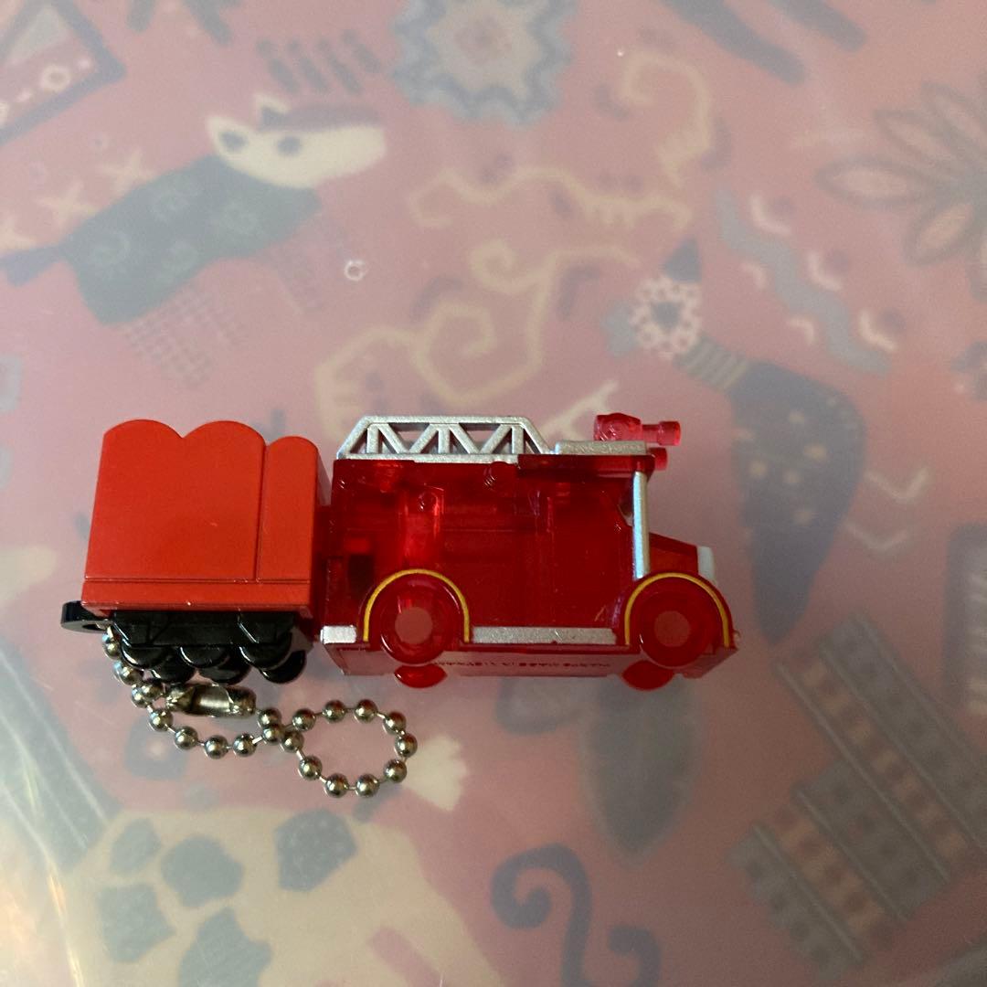 トーマス　キーホルダー　消防車　プラ　LED点灯　電池交換不可　動作保証無し