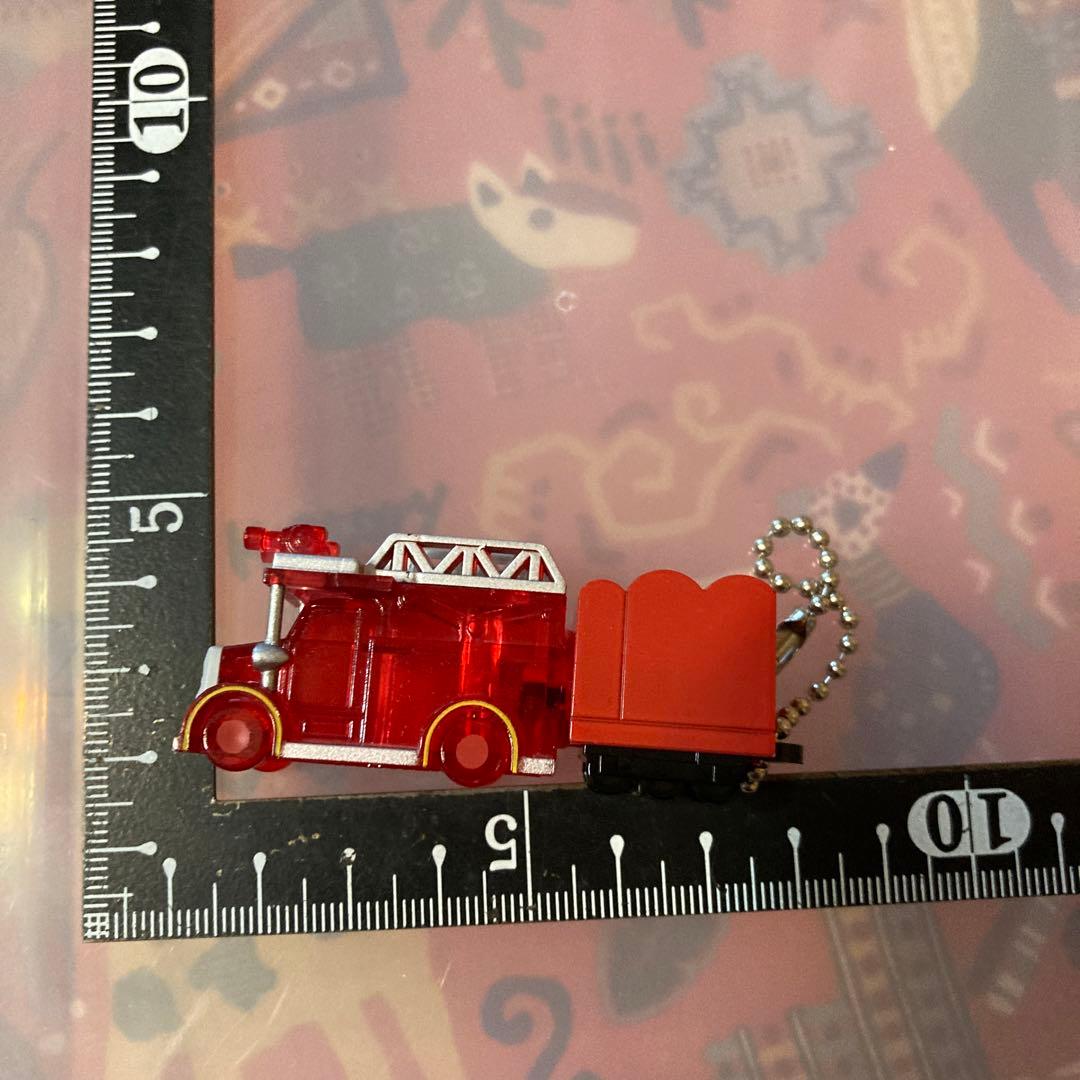 トーマス　キーホルダー　消防車　プラ　LED点灯　電池交換不可　動作保証無し