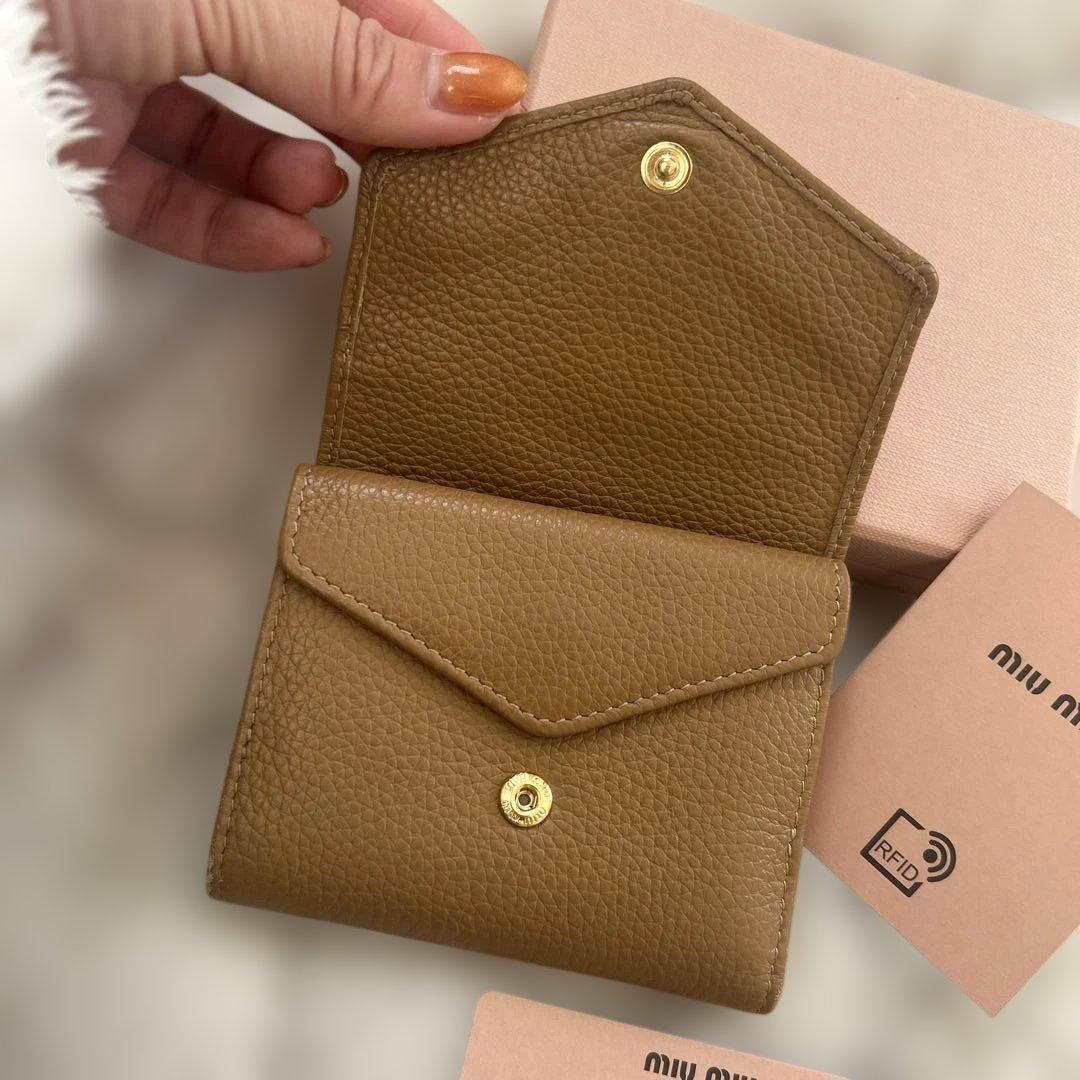 miu miu♡ヴィッテロダイノレザーフラップ付折りミニ財布♡ブラウン