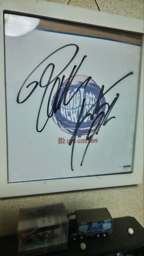 b’zサイン色紙2枚