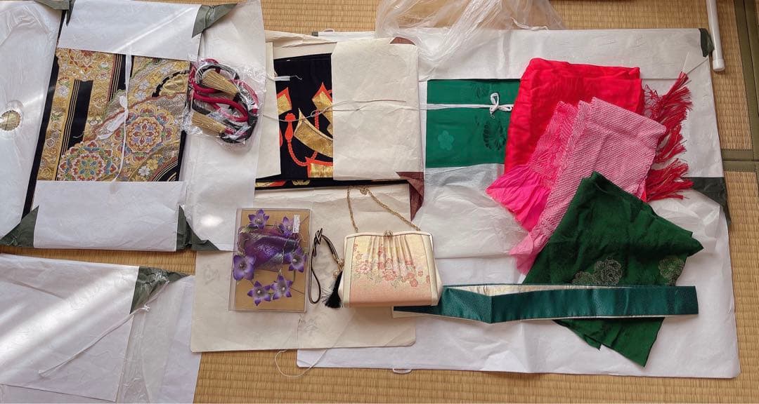 成人式振袖 晴れ着 着物一式 紗綾型 赤白桜 流水紋 純絹 金襴 170cmXL