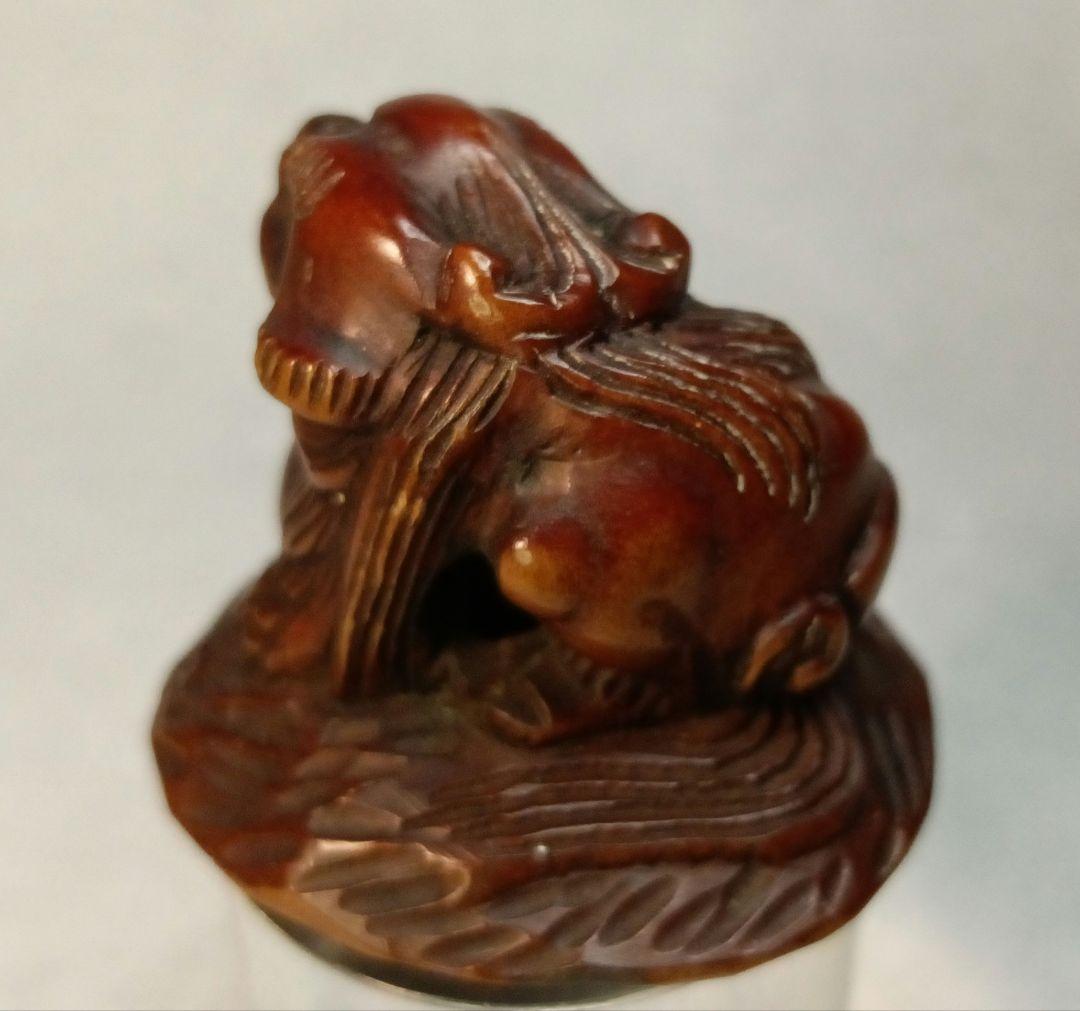 親信 在銘 「玉取り獅子」 柘植彫 根付 江戸時代