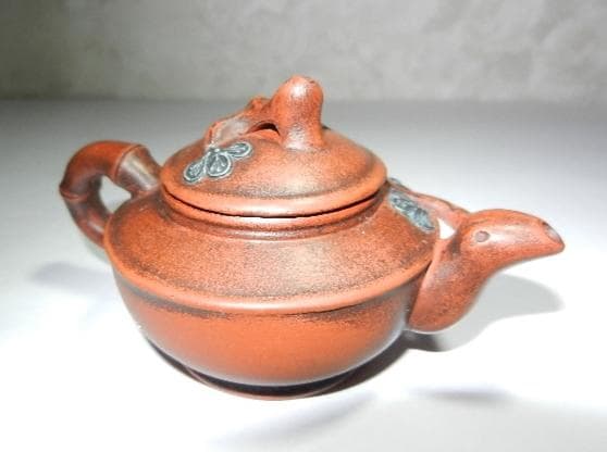 宜興紫砂壷（底款「周箕能制」、高さ５．５ｃｍ、幅幅９．５ｃｍ、容量４０ｃｃ）