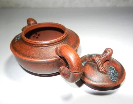 宜興紫砂壷（底款「周箕能制」、高さ５．５ｃｍ、幅幅９．５ｃｍ、容量４０ｃｃ）