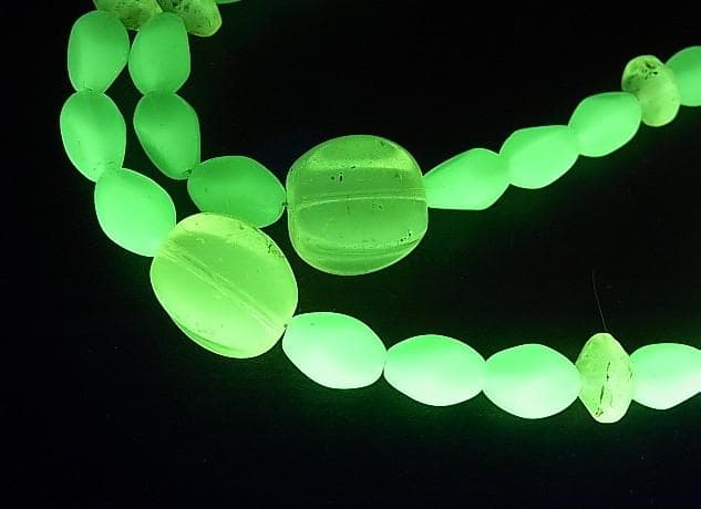 ★D2702★1900年代　 ボヘミア　ウラン ガラス　ビーズ　アンティーク