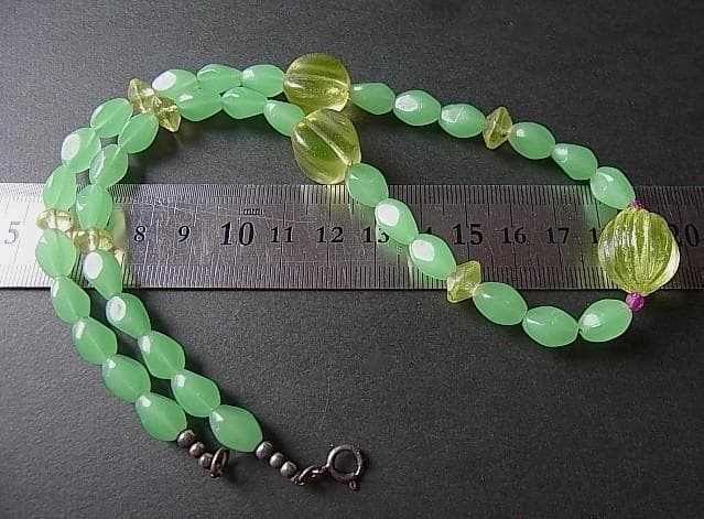 ★D2702★1900年代　 ボヘミア　ウラン ガラス　ビーズ　アンティーク