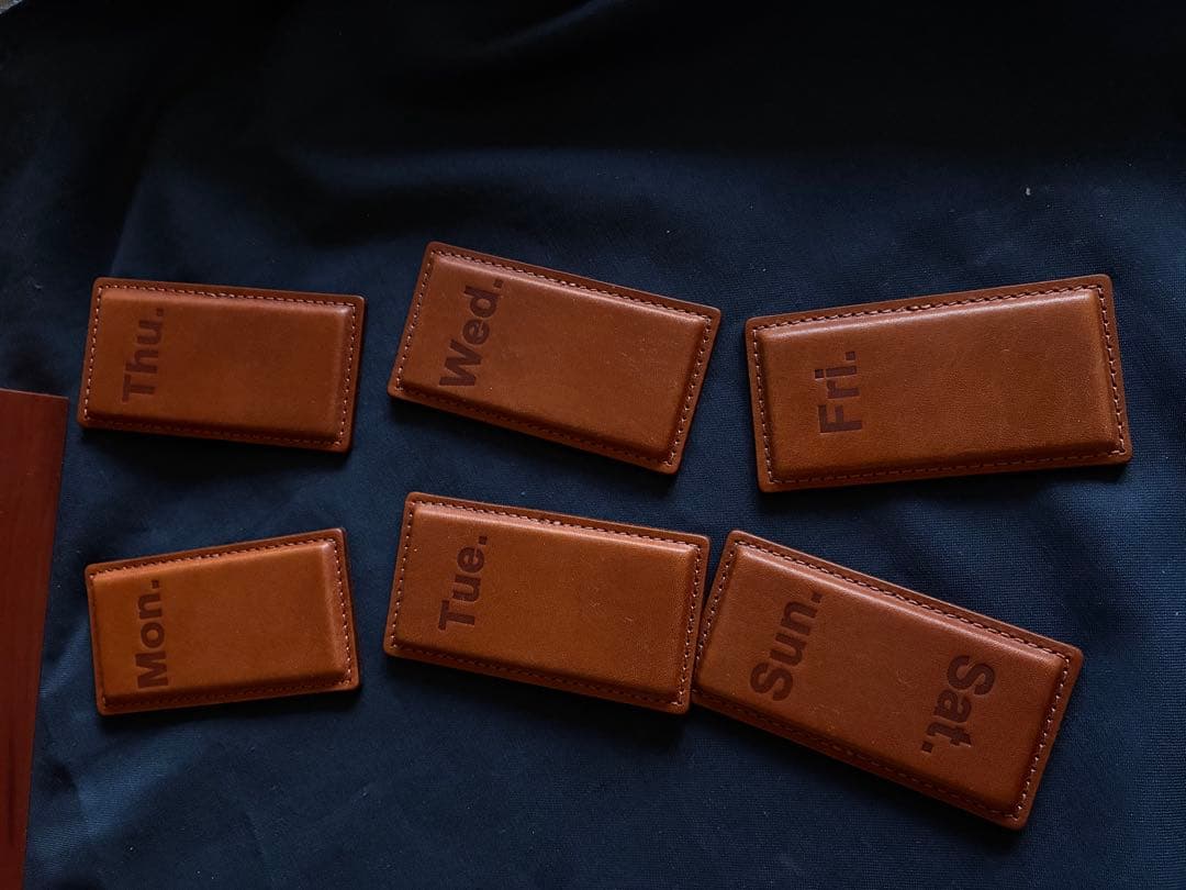 土屋鞄パーペチュアルカレンダー レザー製置き型カレンダー