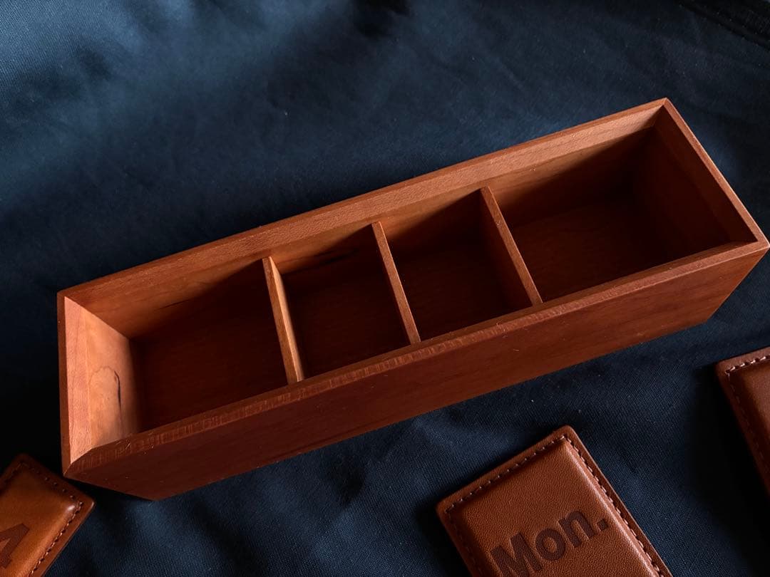 土屋鞄パーペチュアルカレンダー レザー製置き型カレンダー