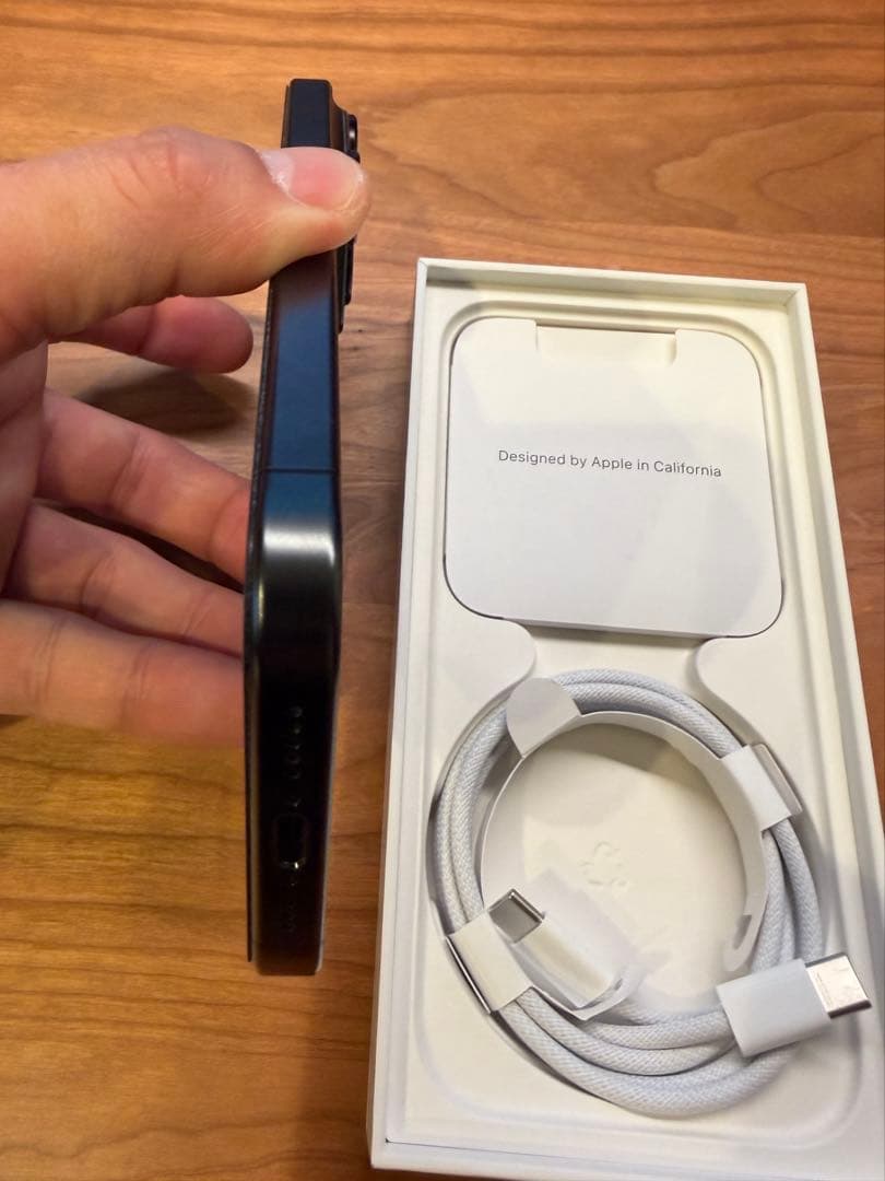 超美品！iPhone15 ProブラックチタニウムSIMフリーアップルストア購入