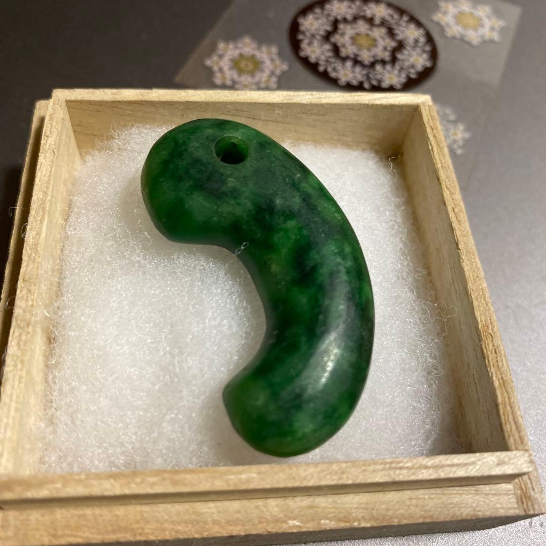 古墳期　強い呪術性を纏う《この字勾玉》— 明るい濃淡翠色斑文を宿すローカン質翡翠