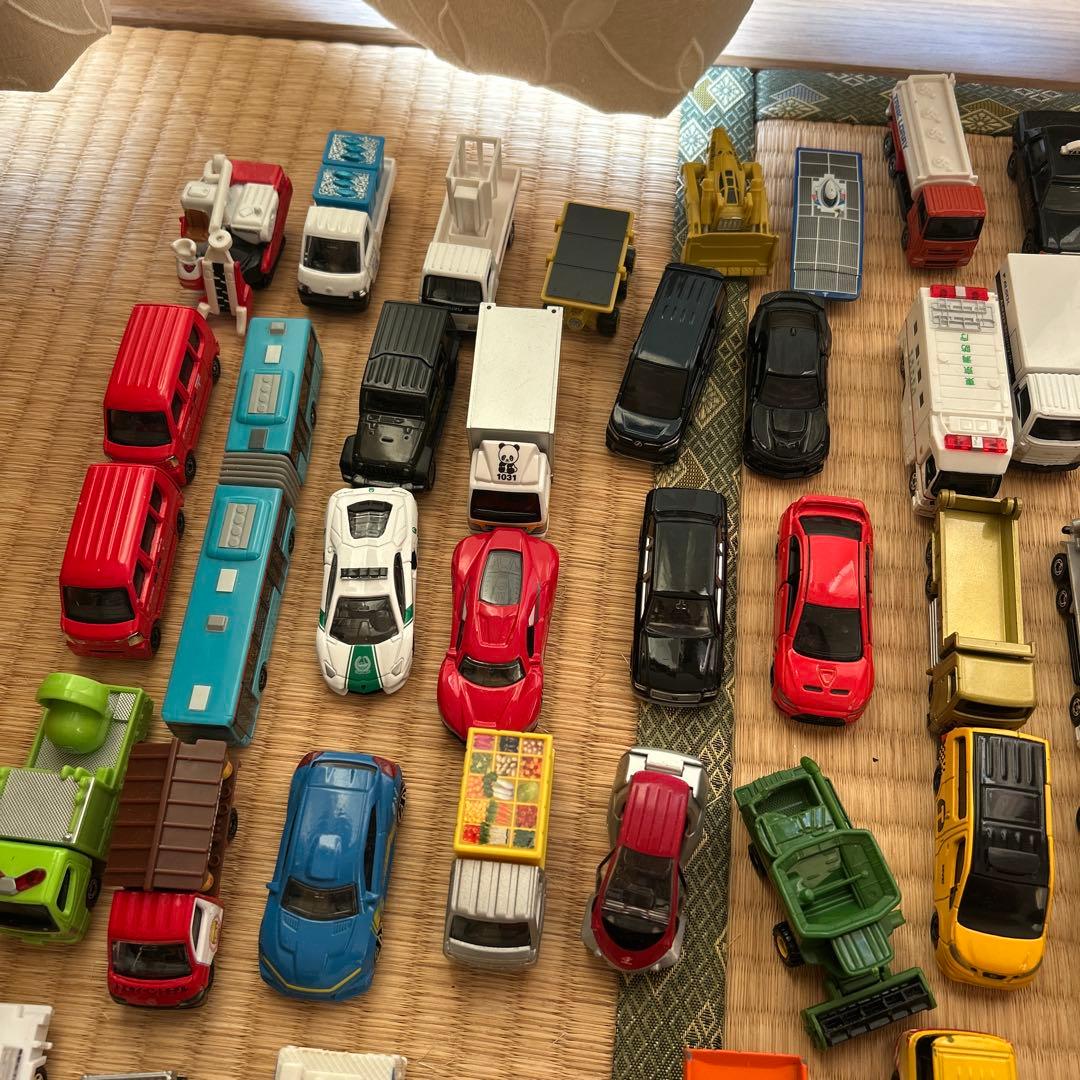 ミニカーのセット（写真1枚目と2枚目）