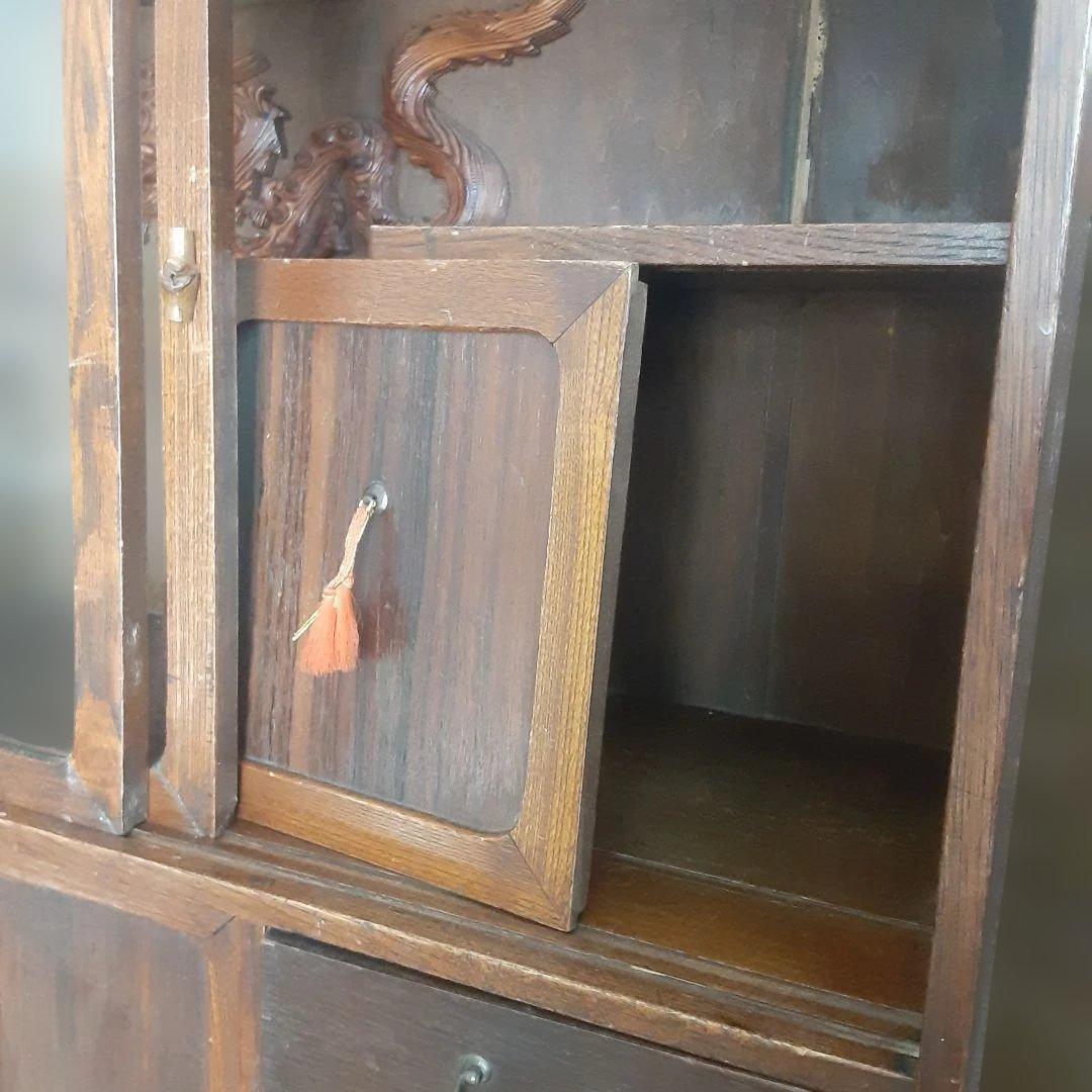 茶箪笥　木製箪笥 ガラス扉 彫刻装飾付き　昭和レトロ