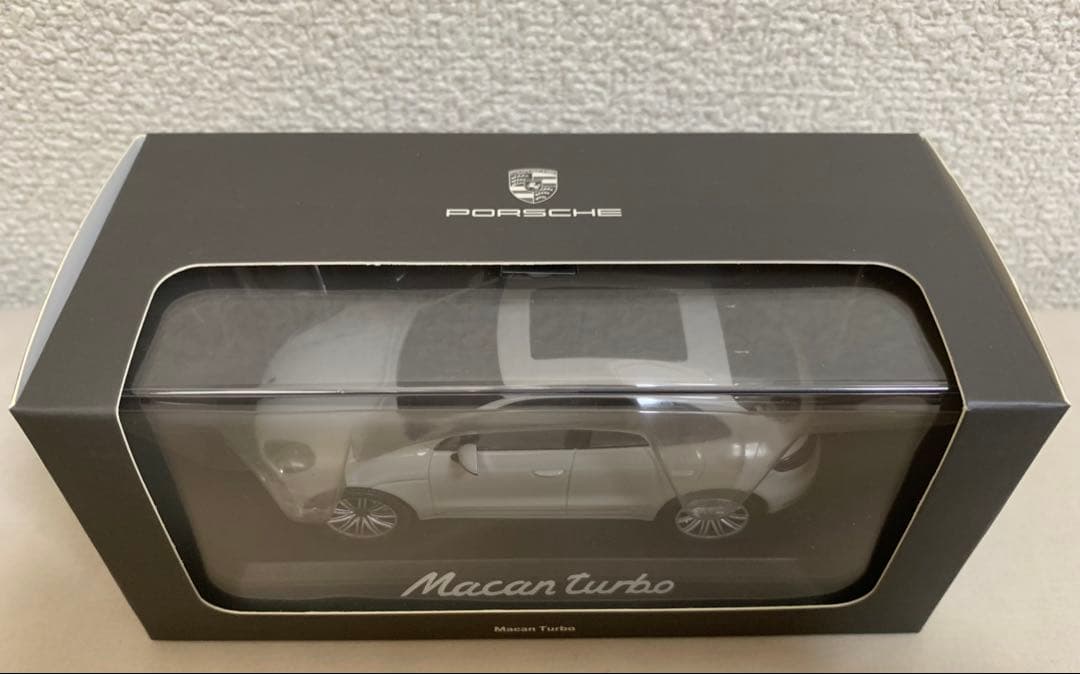 1/43 Porsche Macan turbo ミニカー チョークグレー