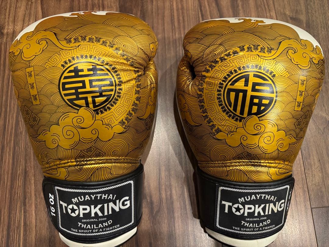 新品未使用品　TOPKING ムエタイグローブ 16oz ゴールド/ブラック