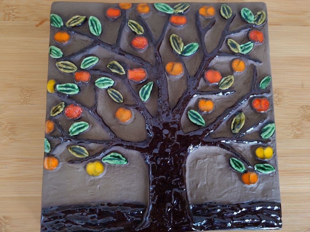 リンゴ木のモチーフの立体彫刻