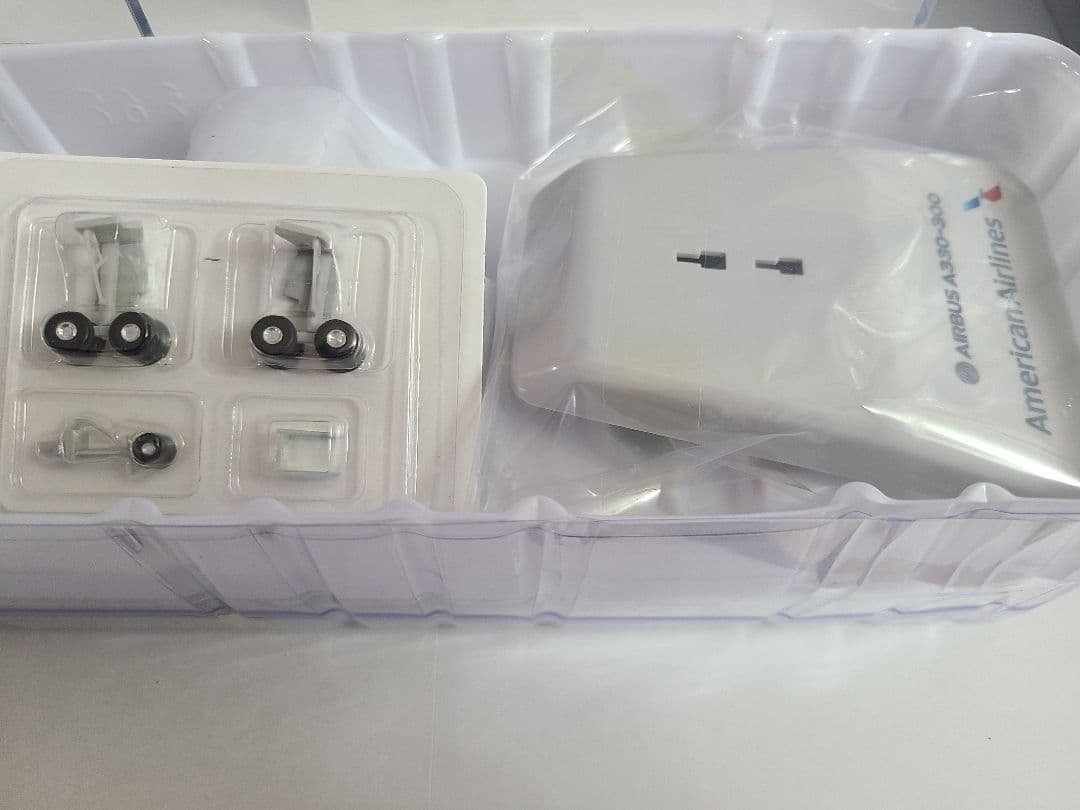 エアバス A330-300 アメリカン航空 (ギア/スタンド付属) 1/200