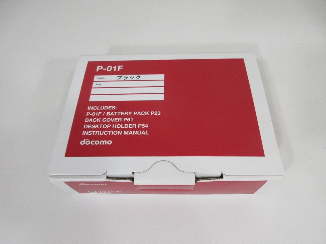 P-01F ブラック 本体と付属品 ③