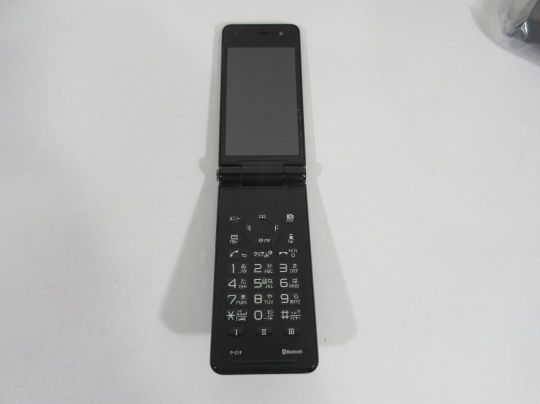 P-01F ブラック 本体と付属品 ③