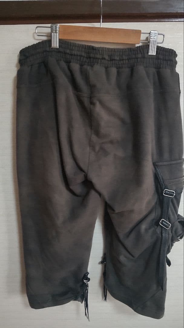 KMRii / レザーパイピングクロップドスウェットパンツ