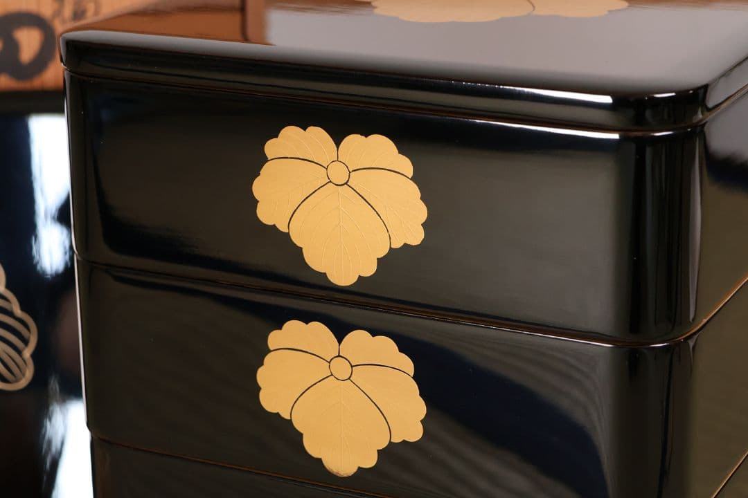 輪島塗 久保田春光堂 蔦家紋 四段重 重台 金蒔絵 黒塗 木製 重箱【MA673