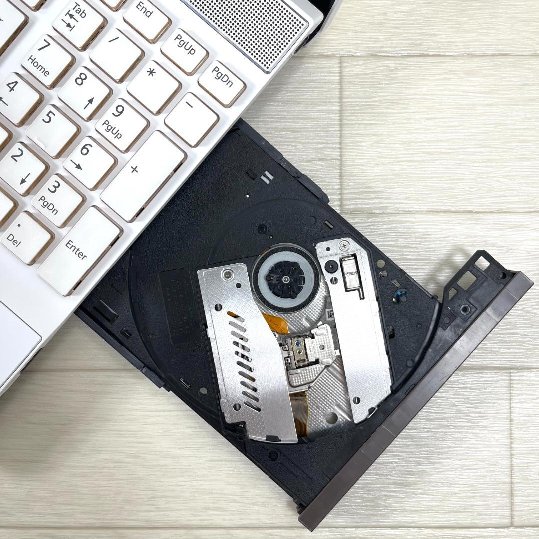 富士通 第8世代 i7 新品SSD512＋HDD1Tメモリ16 ノートパソコン