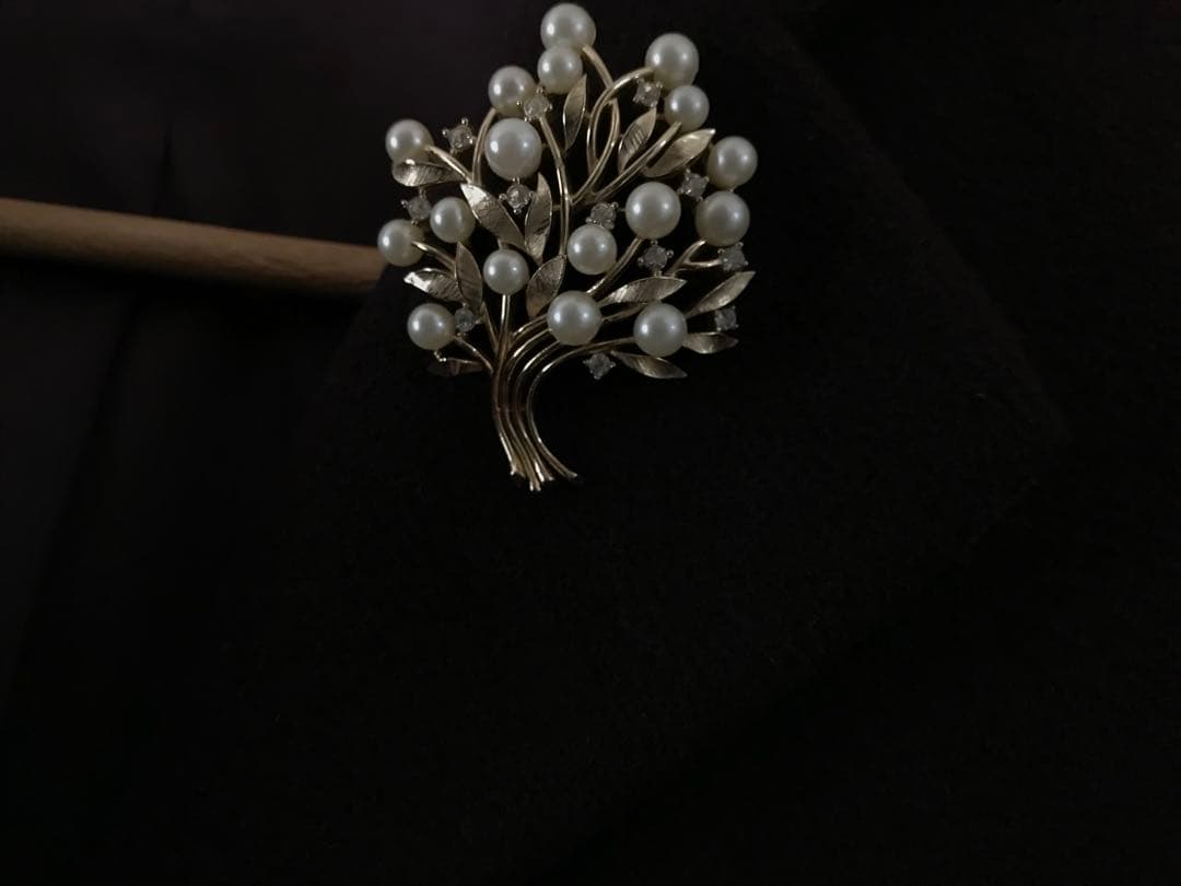 きらびやかな本真珠　豪華フラワーデザインのブローチ