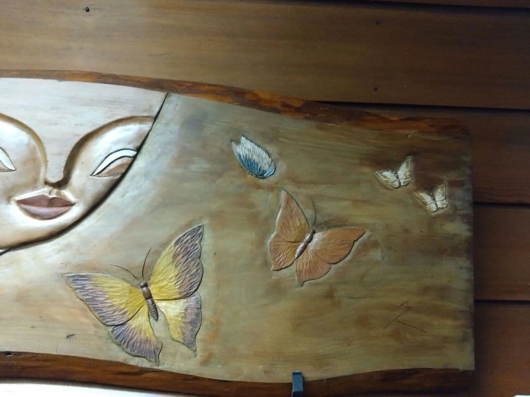 木製レリーフアート 　髪の長い女性と蝶　作家物　手彫り　サイン有り