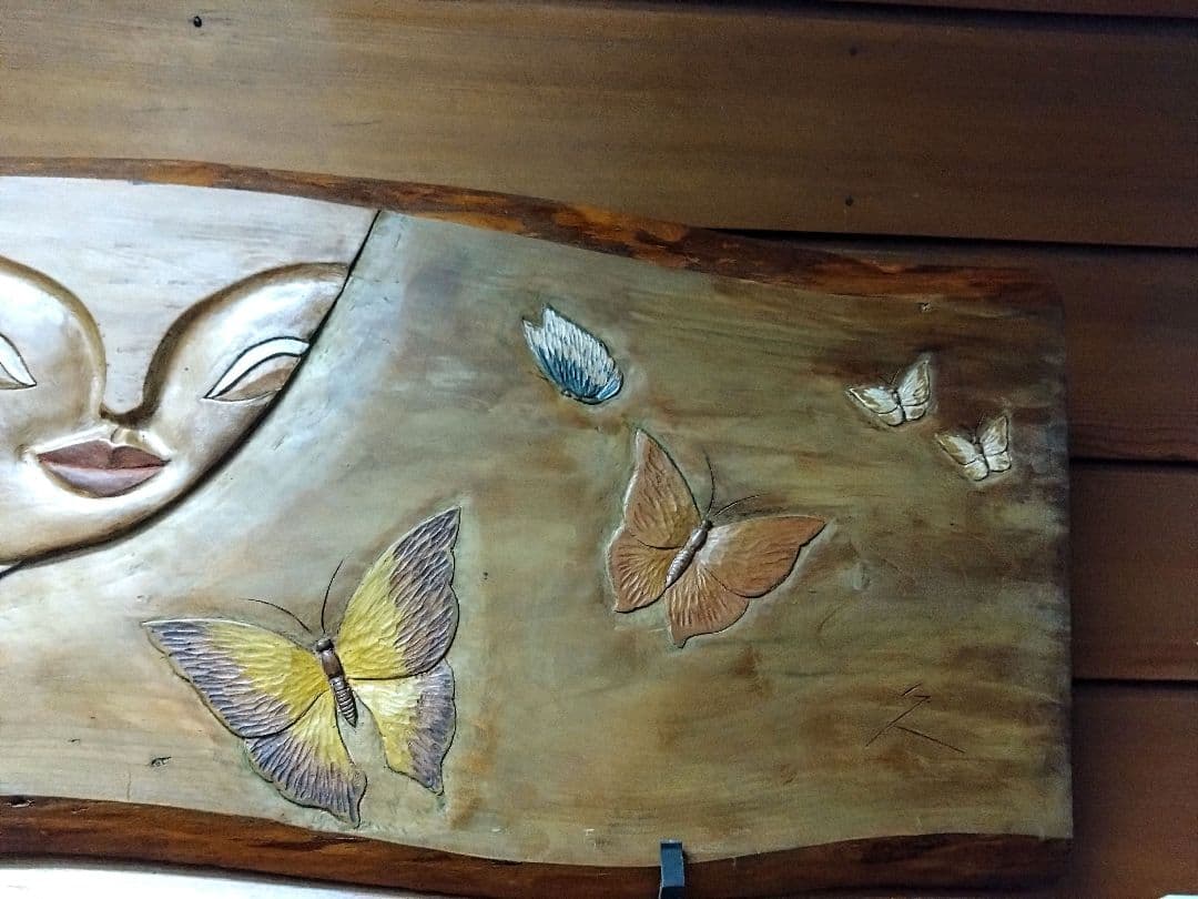 木製レリーフアート 　髪の長い女性と蝶　作家物　手彫り　サイン有り