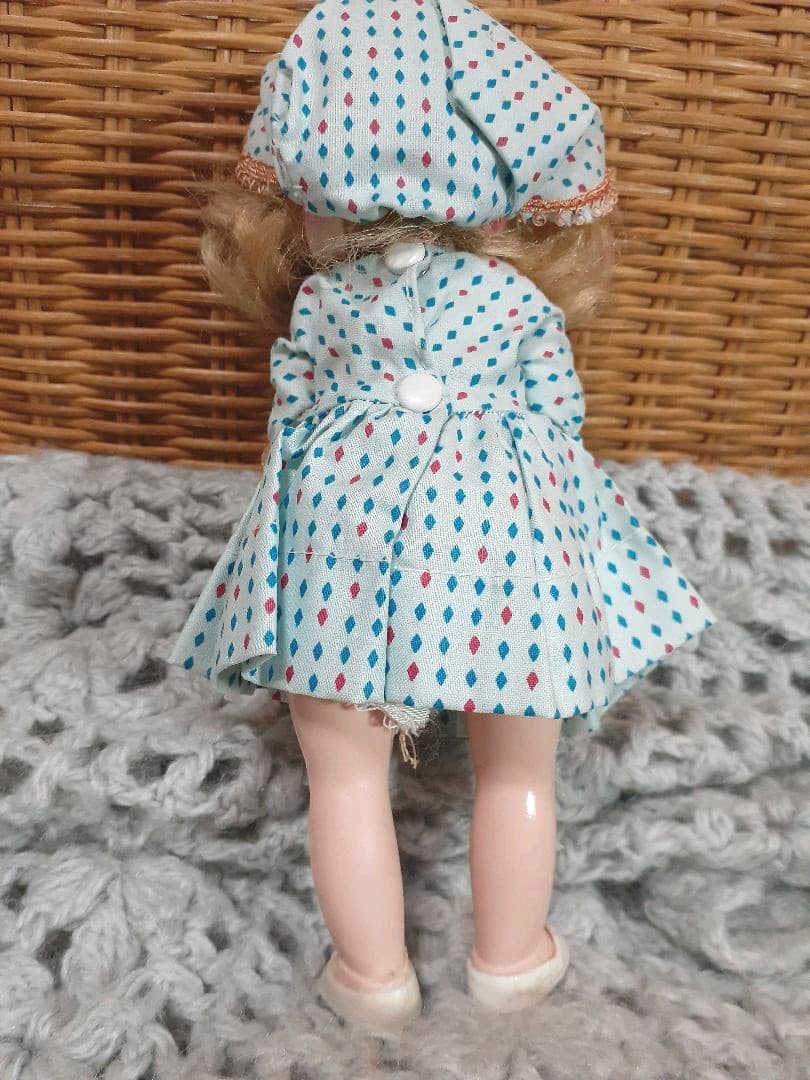 ヴィンテージドール　美しいお顔の人形　ボンネットガール　スリープアイ