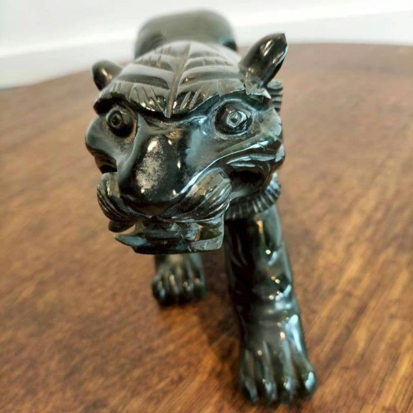 緑色天然石の虎の彫刻 置物　虎　干支　レトロ　天然石　タイガー