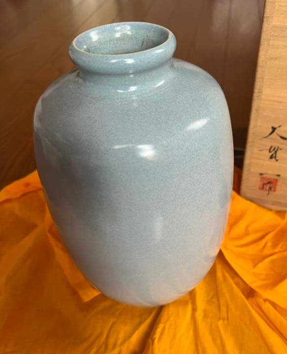 大貫一作青磁の花瓶。美しい色とフォルム。箱入り未使用。家庭保存。