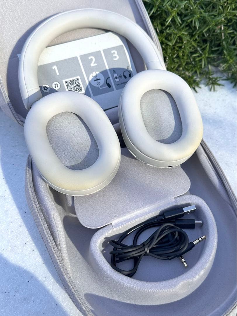 SONY ワイヤレスヘッドホン WH-1000XM5（ホワイト）