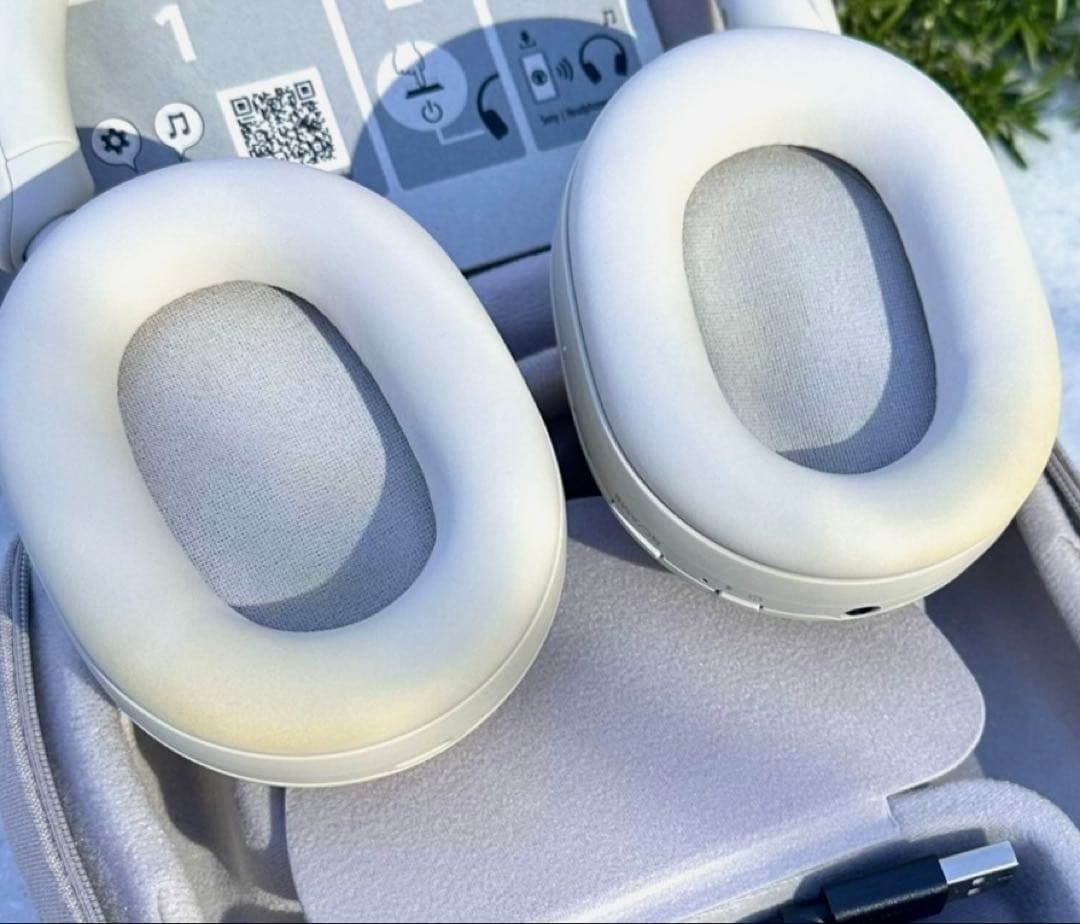 SONY ワイヤレスヘッドホン WH-1000XM5（ホワイト）