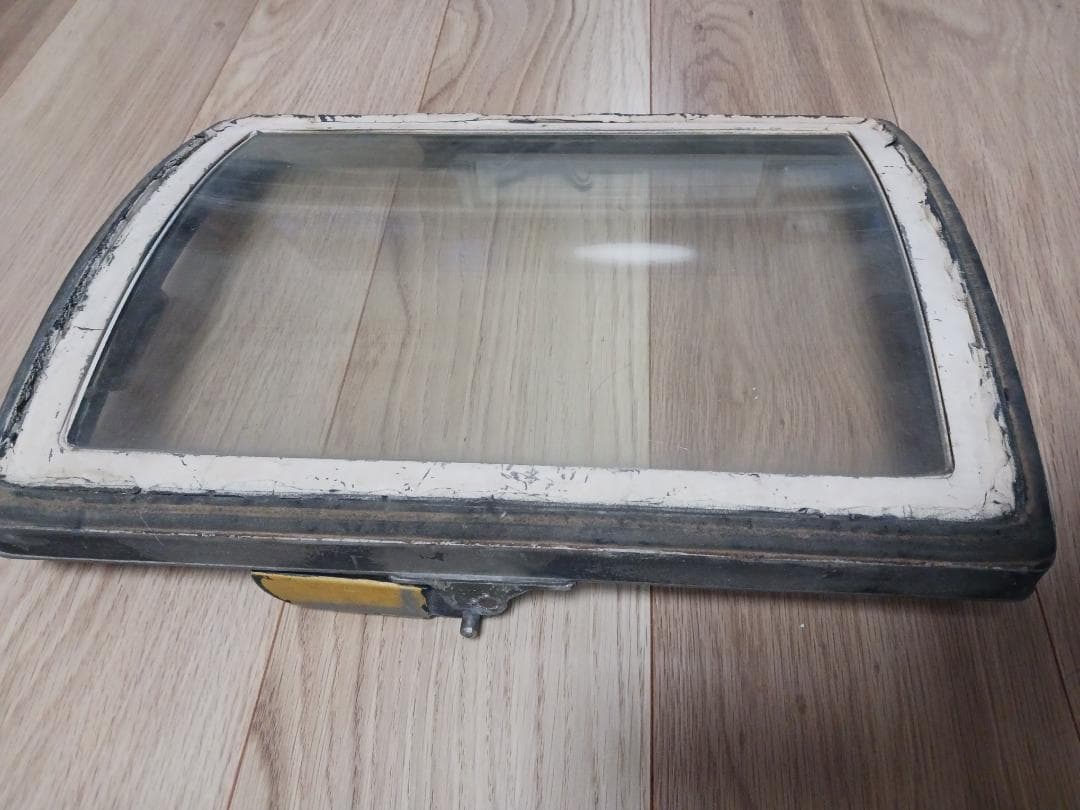 B29爆撃機の部品（窓ガラス）