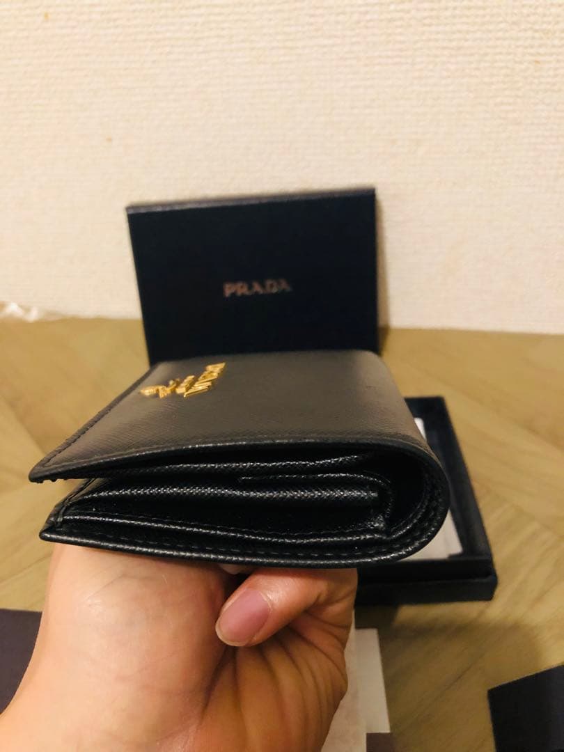 PRADA サフィアーノレザー 二つ折り財布 (ICチップ(RFID)搭載)