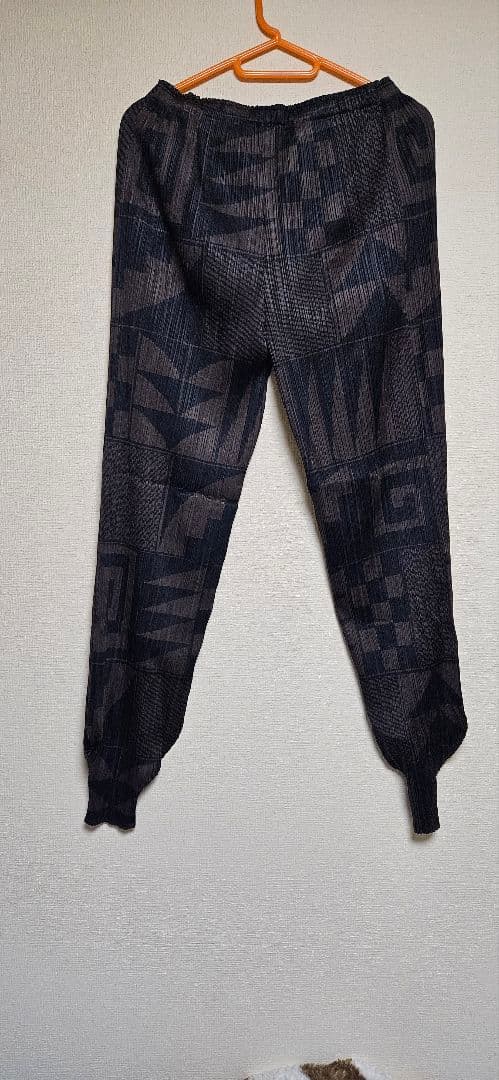 プリーツプリーズ　イッセイミヤケ 総柄アラジンパンツ 4号