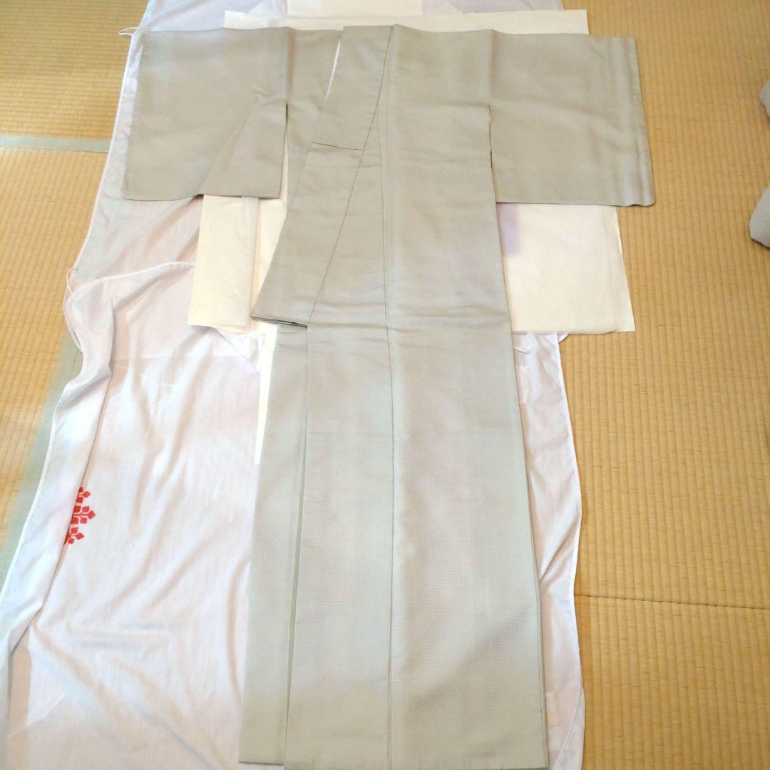 西陣御召　角通し柄　薄い抹茶色　袷　余り布あり　パールトーン加工済　着物のみ