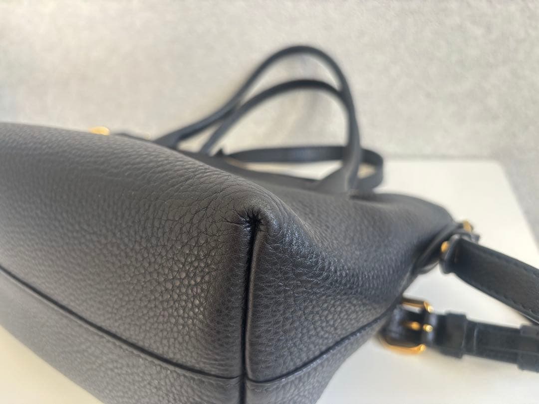 PRADA ブラック レザー ショルダーバッグ