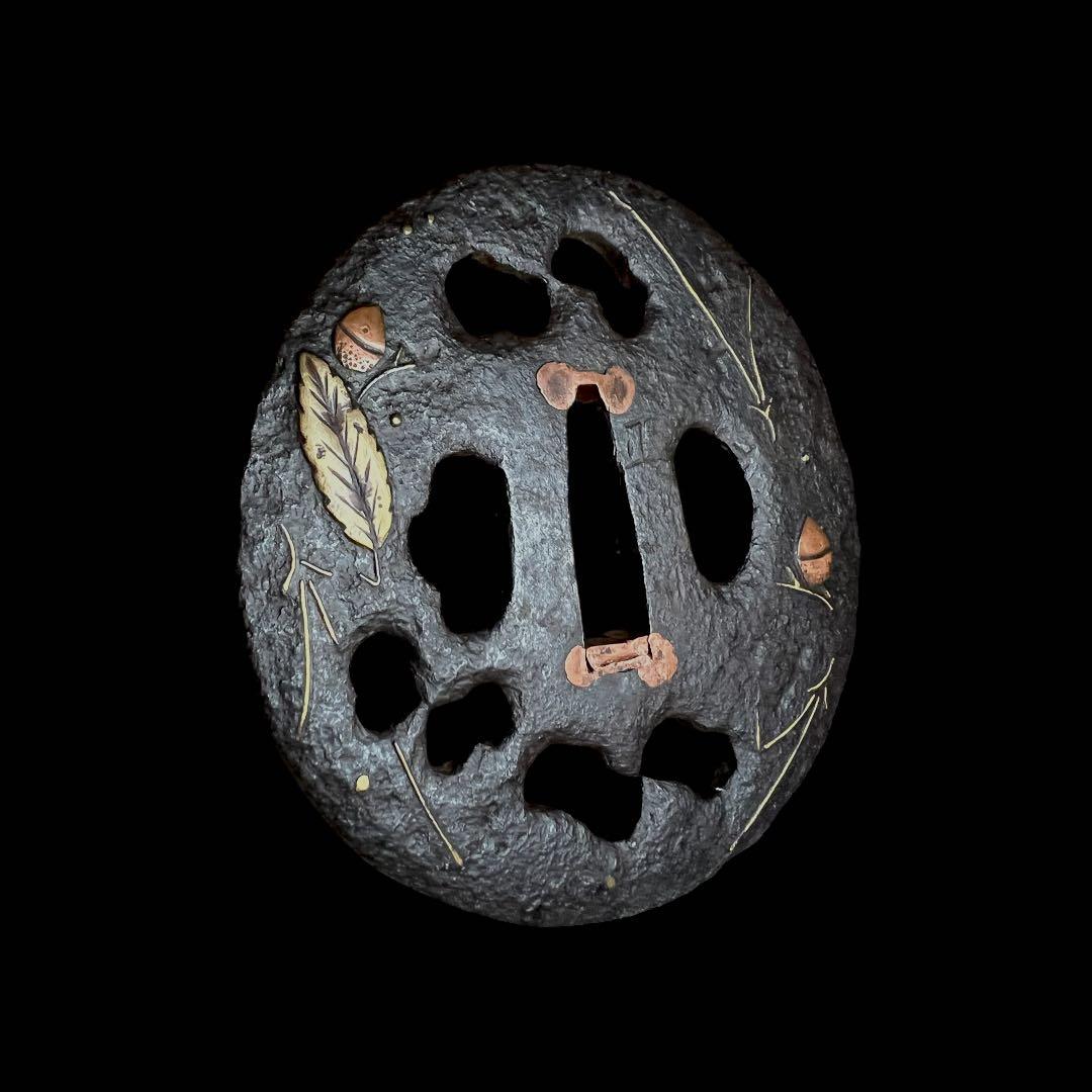 鸛《GW限定出品》本歌江戸期 正阿弥無銘金象嵌松葉どんぐり図透かし丸型鍔 桐箱付