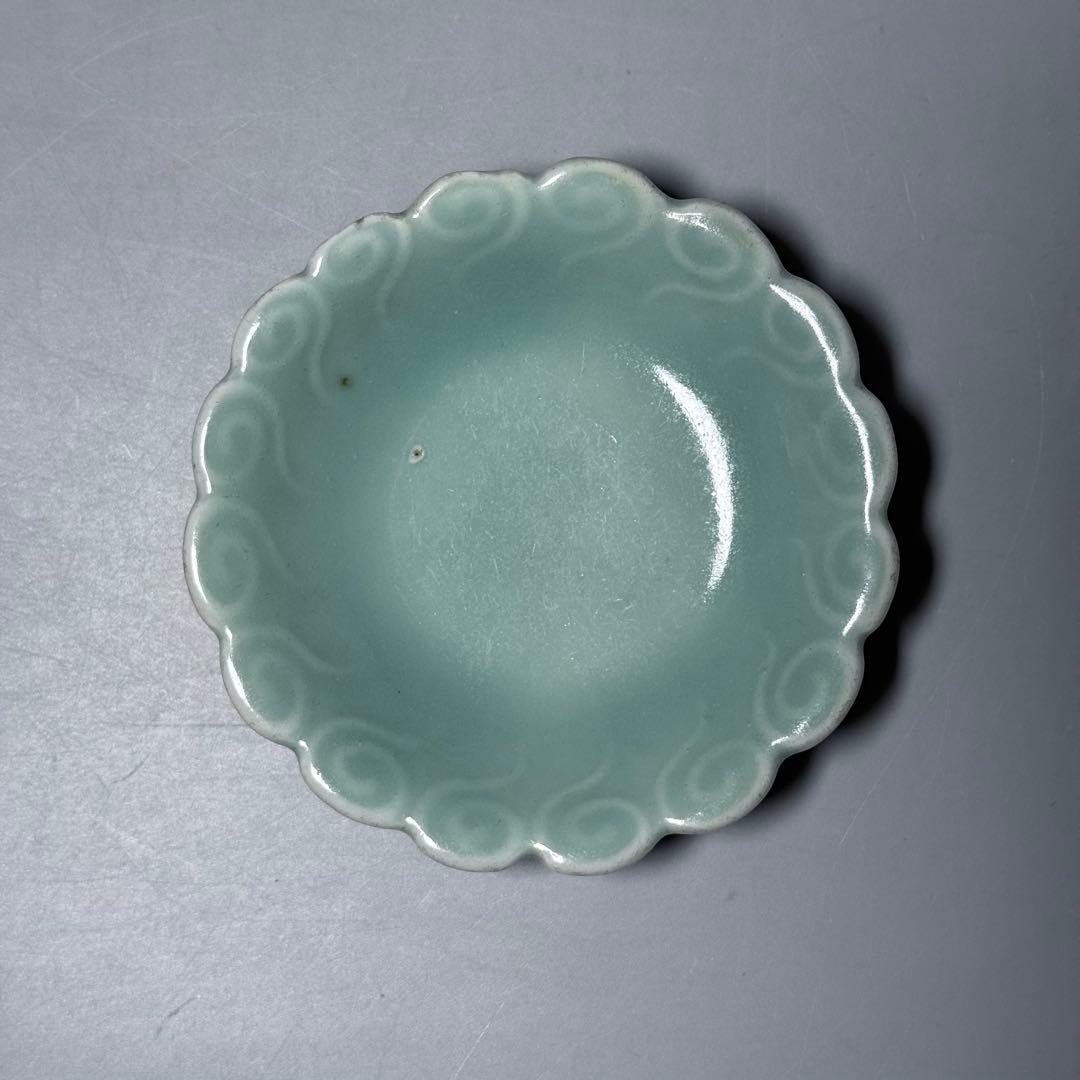 後期鍋島　渦巻文陽刻輪花小皿　奇跡の5枚揃　掲載　「通観　鍋島青磁」　同手掲載