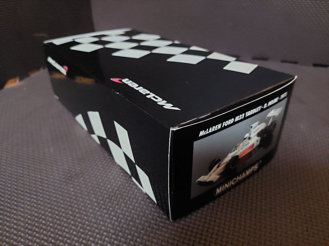 PMA 1/18 マクラーレン M23 Yardley #7 D.Hulmu